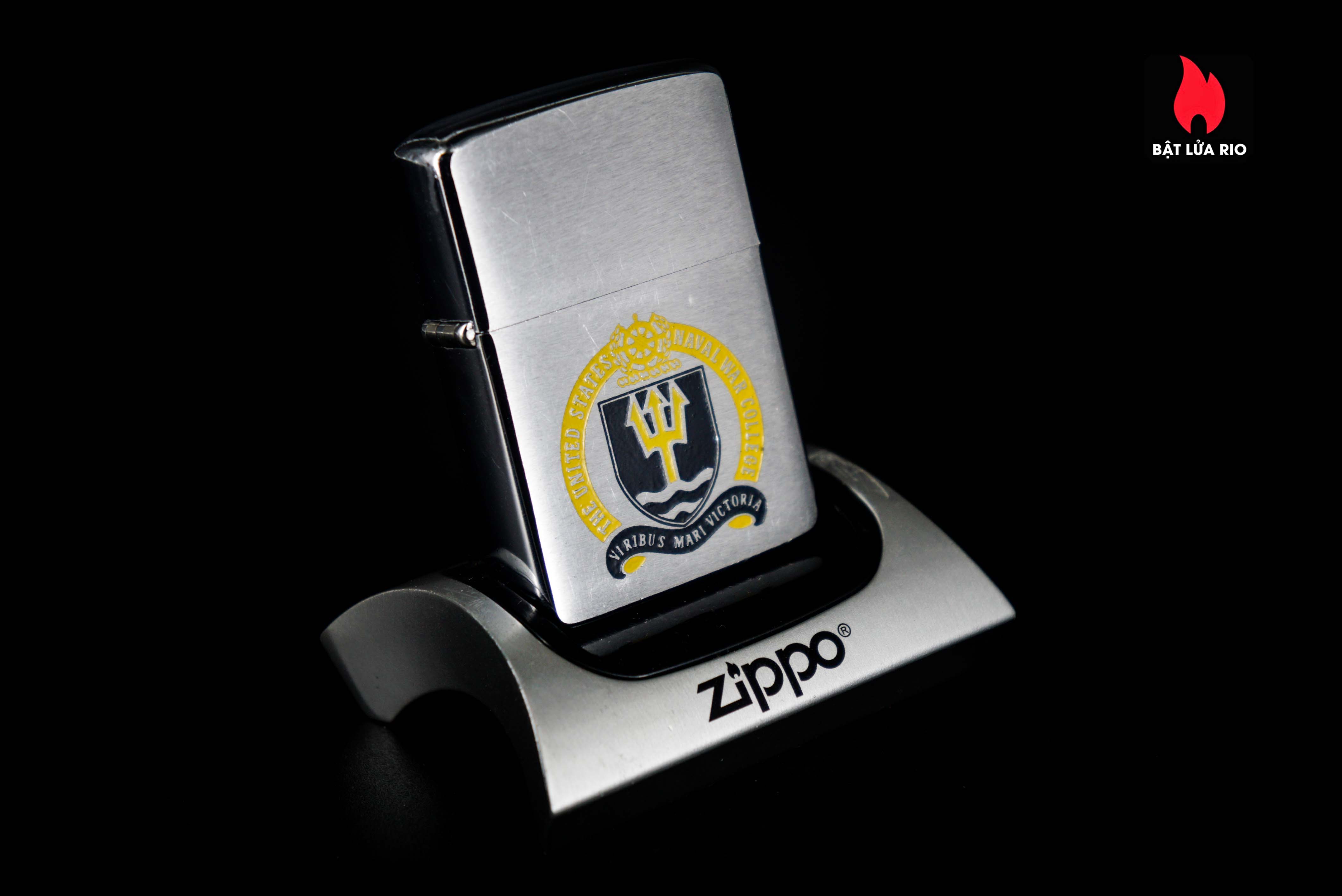 Zippo Xưa 1961 – The United States Naval War College – Viribus Mari Victoria 46 Zippo Xưa 1961 – The United States Naval War College – Viribus Mari Victoria