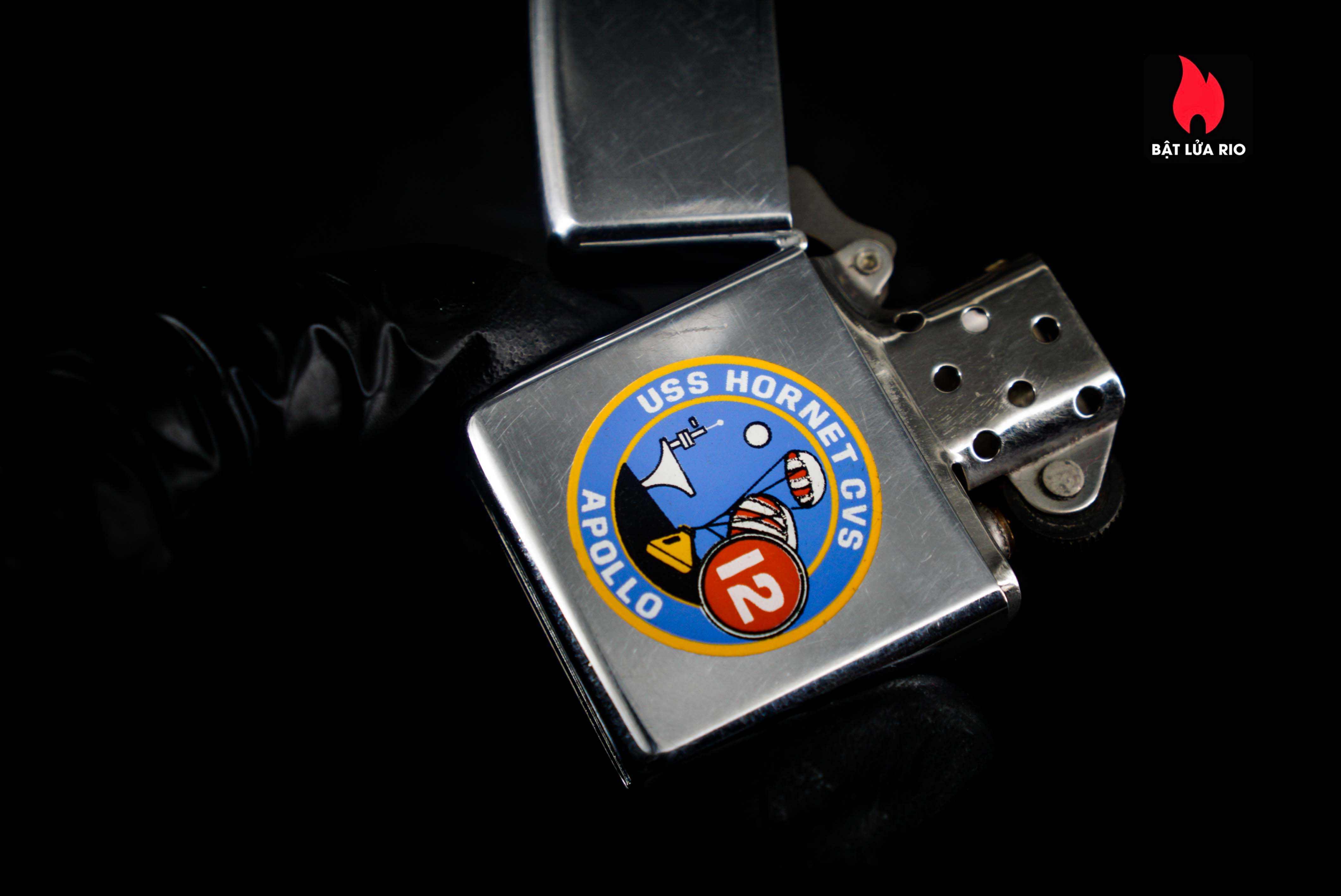 Zippo Xưa 1969 – Town & Country – Uss Hornet CVS-12 Apolo 51 Zippo Xưa 1969 – Town & Country – Uss Hornet CVS-12 Apolo 3