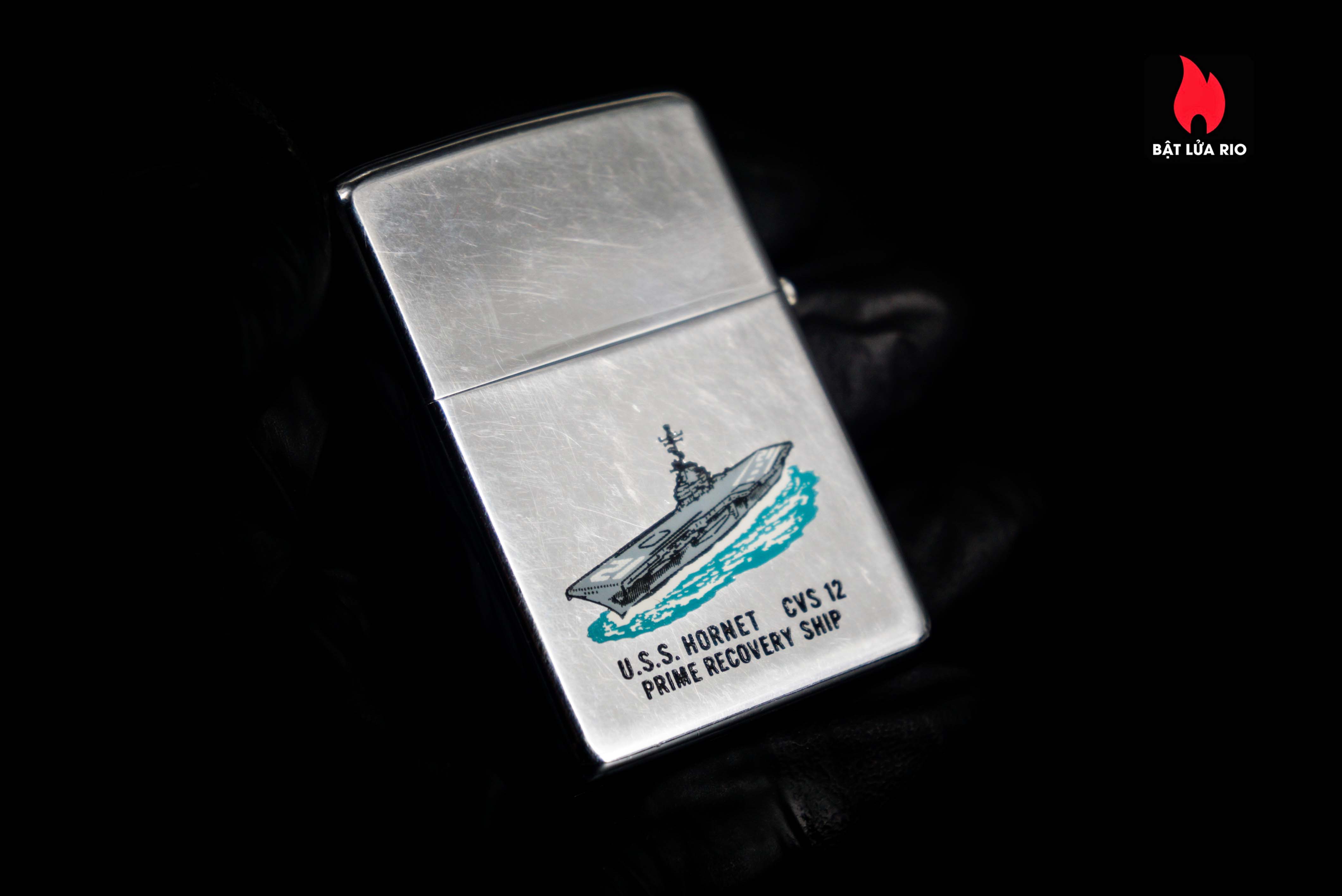 Zippo Xưa 1969 – Town & Country – Uss Hornet CVS-12 Apolo 49 Zippo Xưa 1969 – Town & Country – Uss Hornet CVS-12 Apolo 5