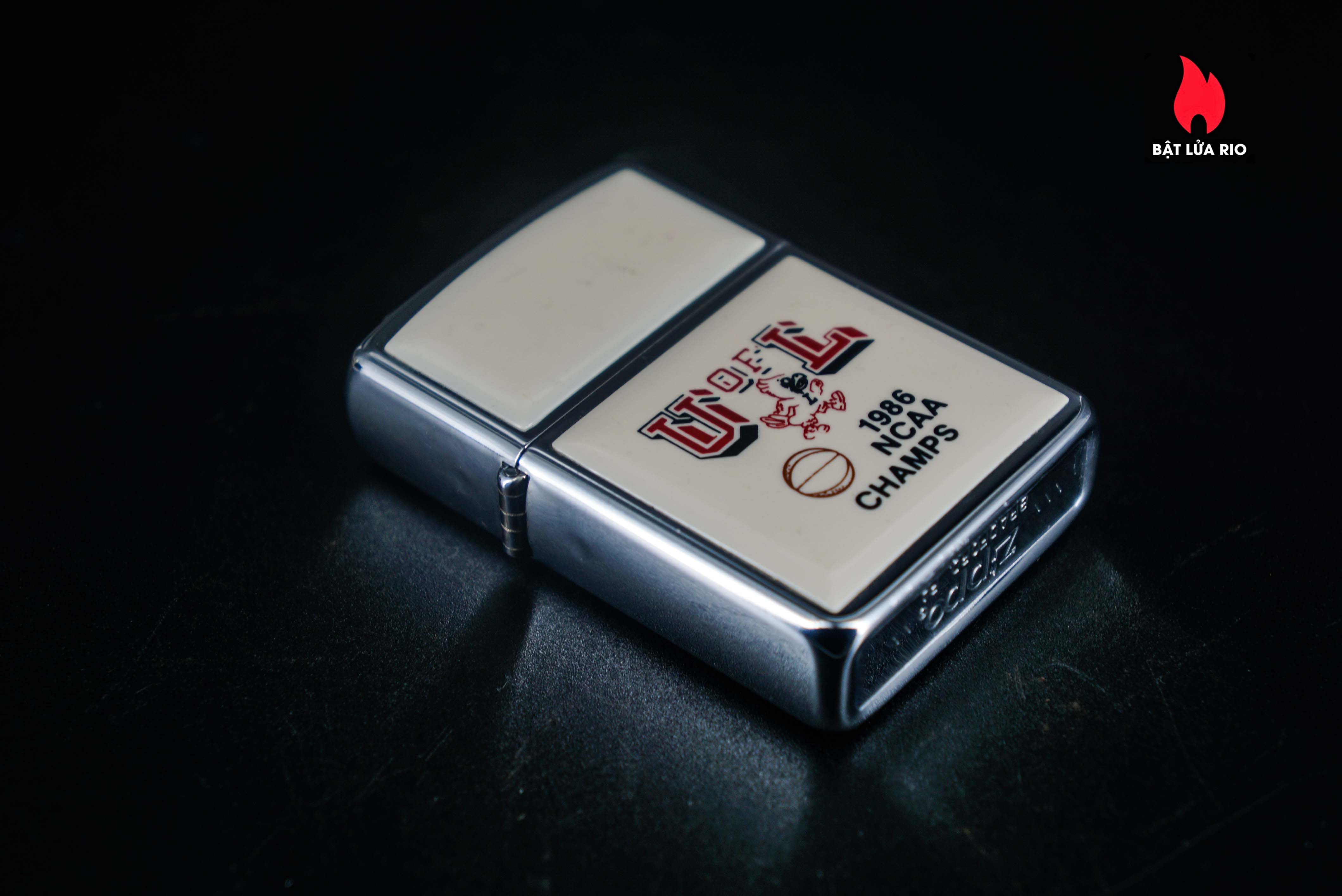 Zippo Xưa 1985 – Zippo Ultralite – U OF L NACC Champs 3