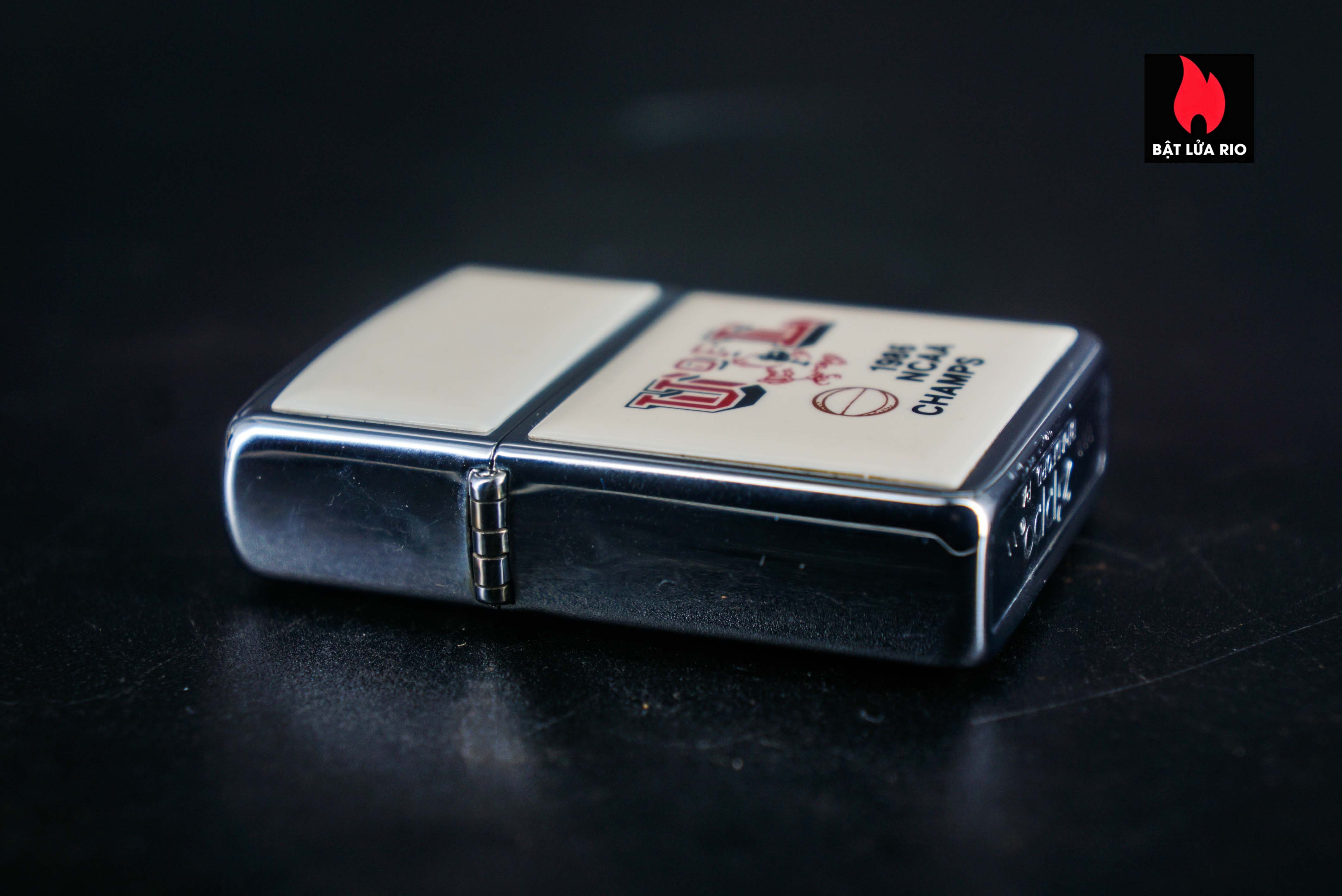 Zippo Xưa 1985 – Zippo Ultralite – U OF L NACC Champs 7