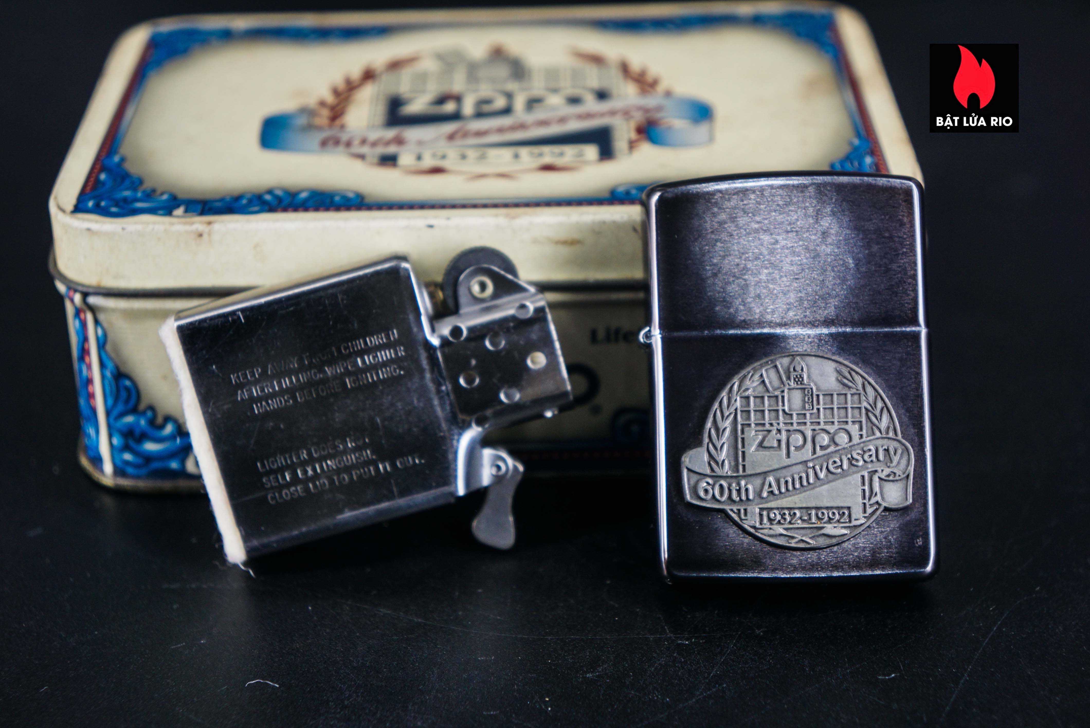 Zippo Chu niên 1932 -1992 – Midnight – 60th Anniversary Limited Edition 59 Zippo Chu niên 1932 -1992 – Midnight – 60th Anniversary Limited Edition 4