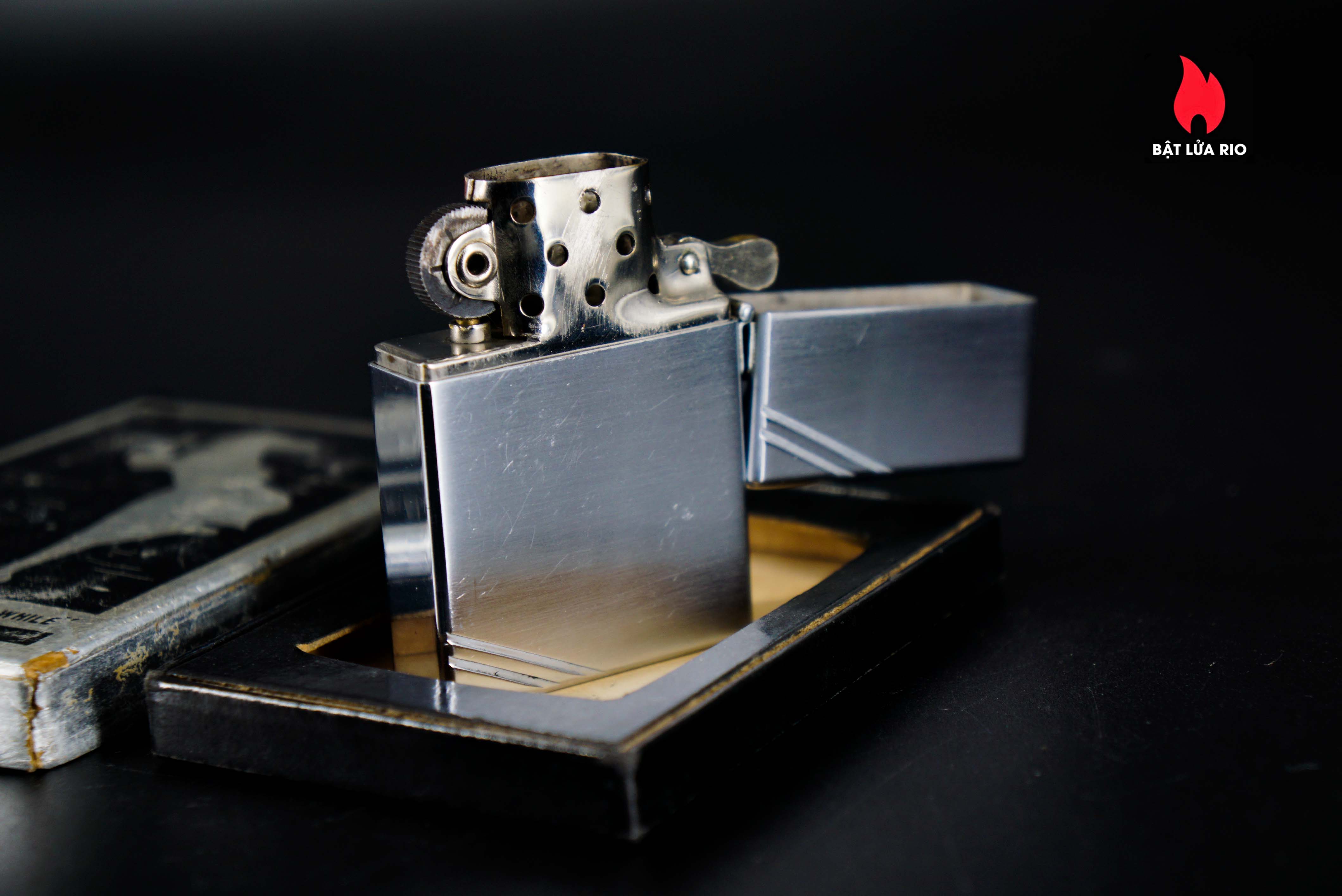 Zippo Xưa 1935 – Plain Trơn – Bản Lề Ngoài 3 Chấu – Ruột Pitton 16 Lỗ 70 Zippo Xưa 1935 – Plain Trơn – Bản Lề Ngoài 3 Chấu – Ruột Pitton 16 Lỗ 28