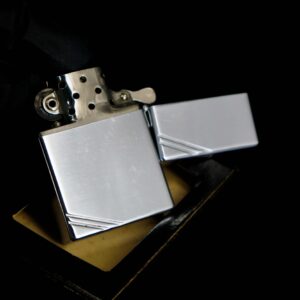 Zippo Xưa 1935 – Plain Trơn – Bản Lề Ngoài 3 Chấu – Ruột Pitton 16 Lỗ 33