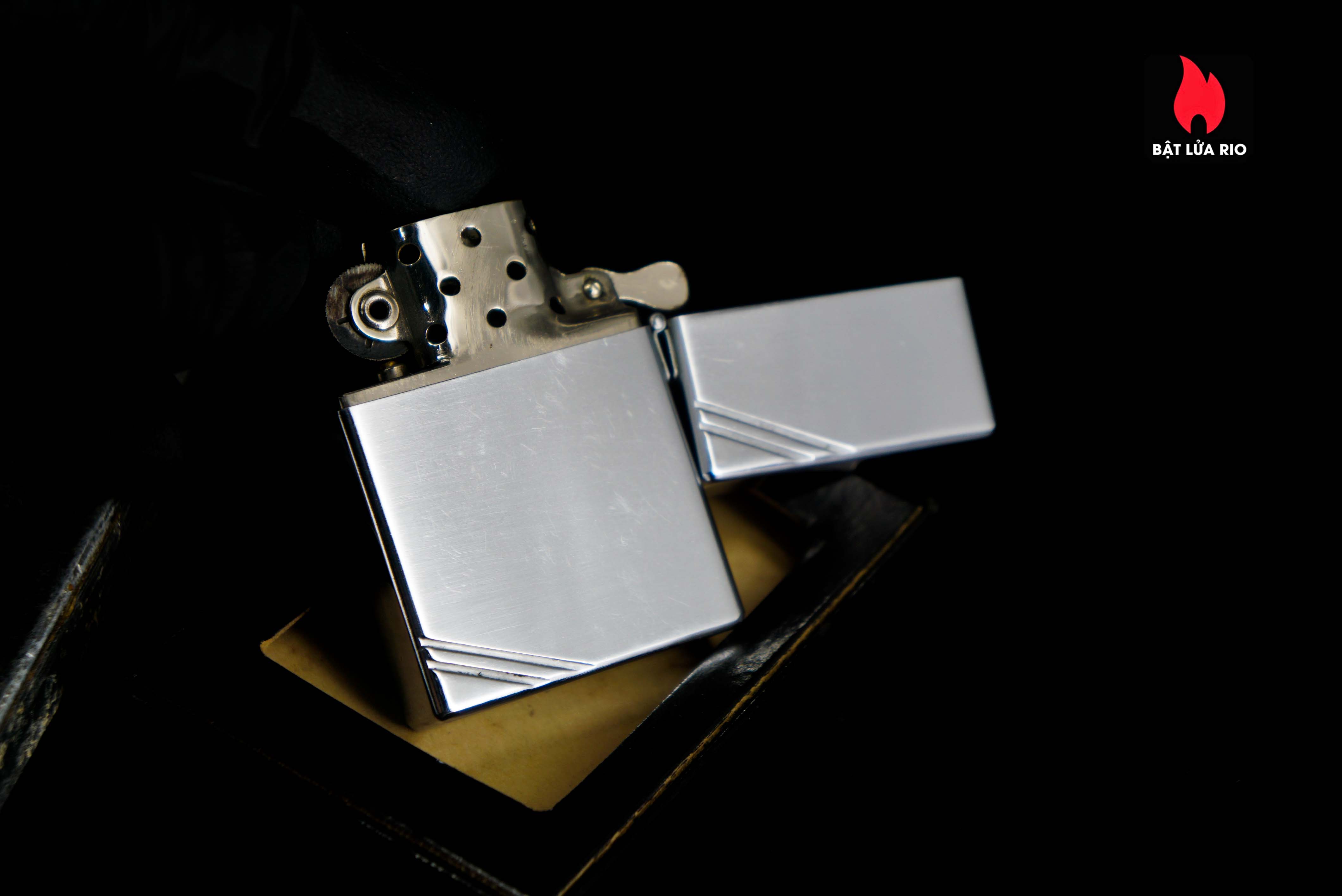 Zippo Xưa 1935 – Plain Trơn – Bản Lề Ngoài 3 Chấu – Ruột Pitton 16 Lỗ 65 Zippo Xưa 1935 – Plain Trơn – Bản Lề Ngoài 3 Chấu – Ruột Pitton 16 Lỗ 33