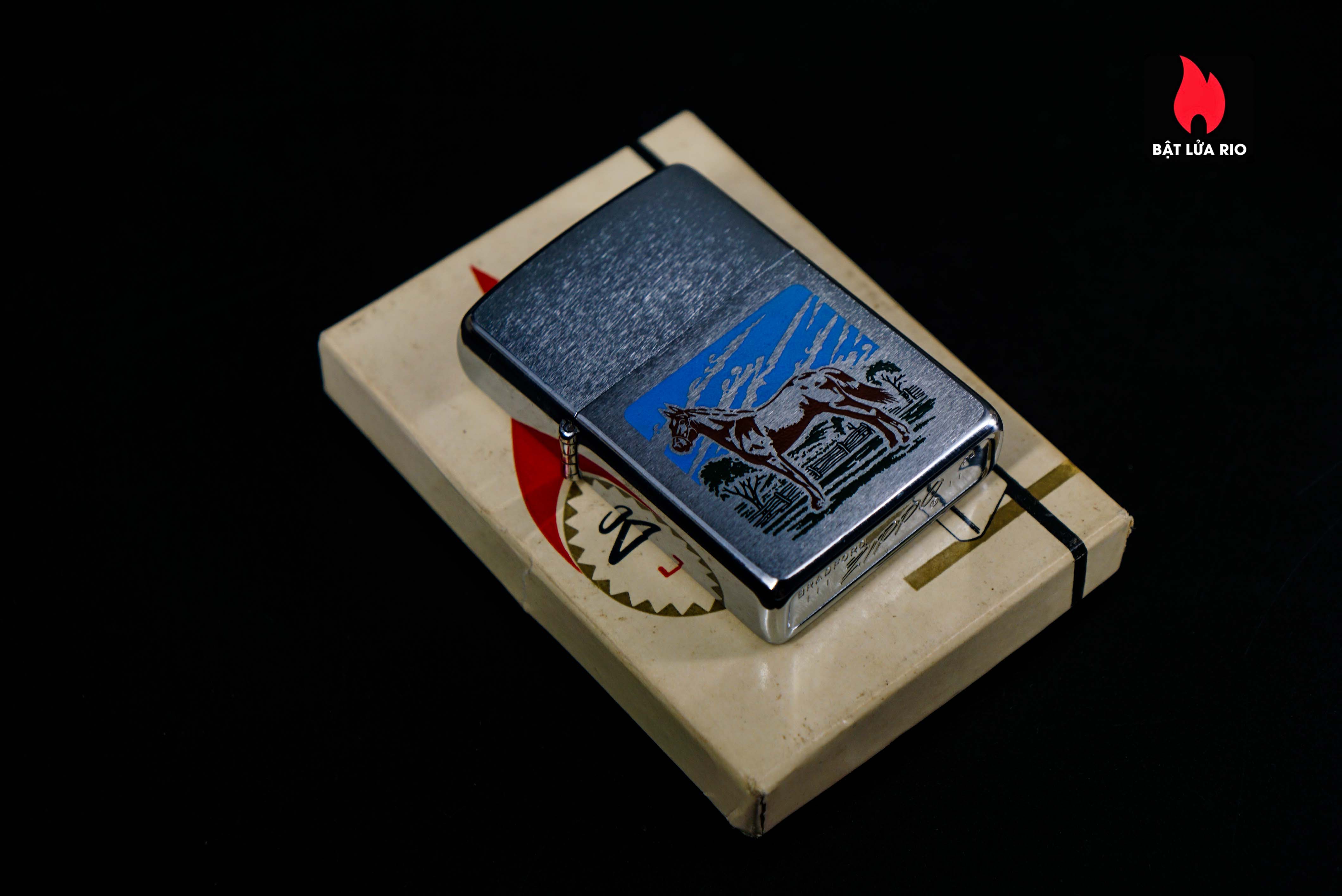 Zippo Xưa 1969 – Sport Series – Horse - Color Graphics 48 Zippo Xưa 1969 – Sport Series – Horse - Color Graphics 16
