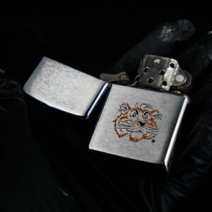Zippo Xưa 1968 – Put A Tiger In Your Tank 5