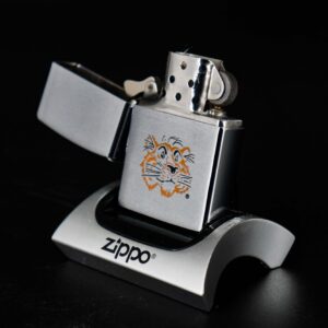Zippo Xưa 1968 – Put A Tiger In Your Tank 9