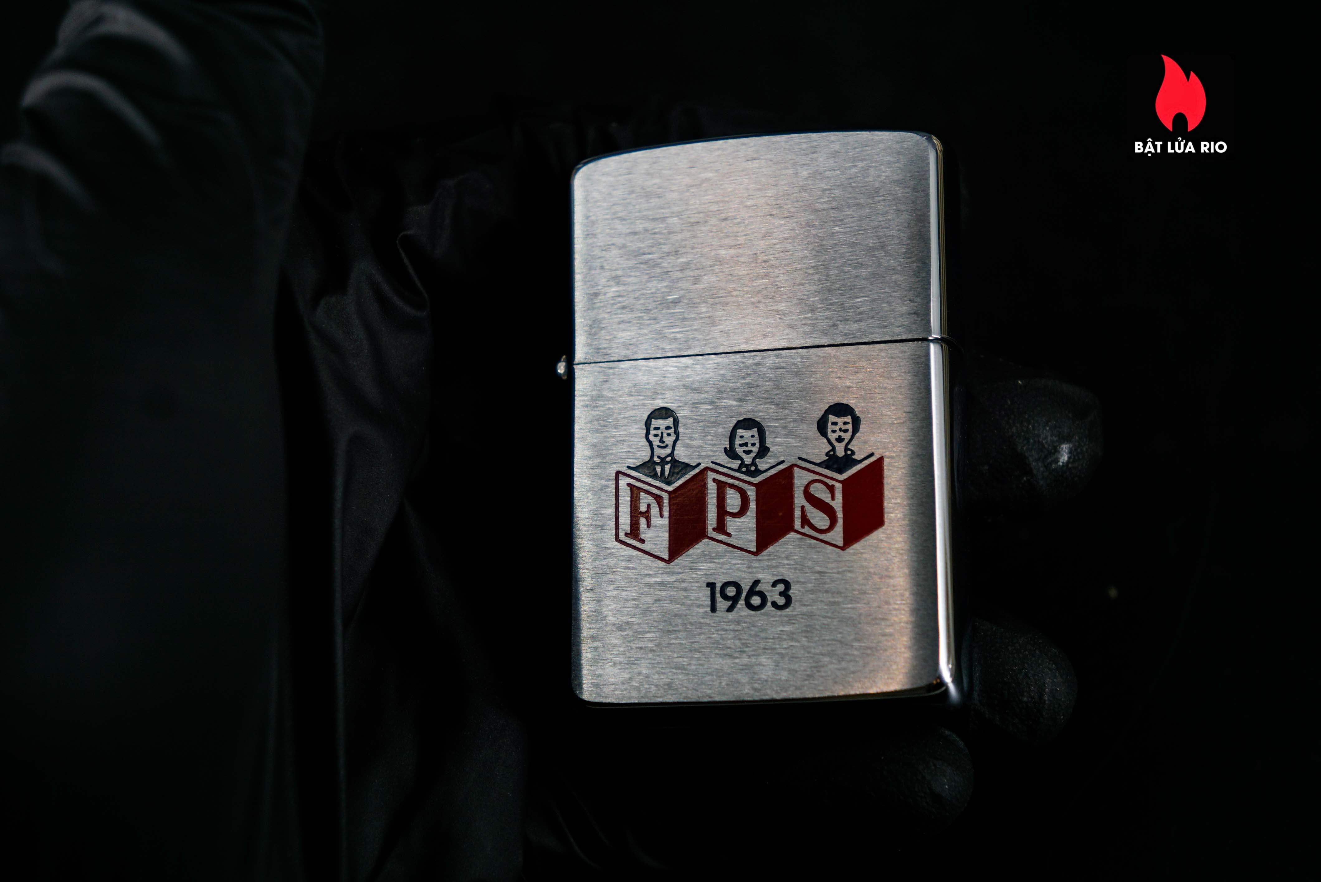 Zippo Xưa 1962 – Zippo With A Family Reading And "FPS" 12
