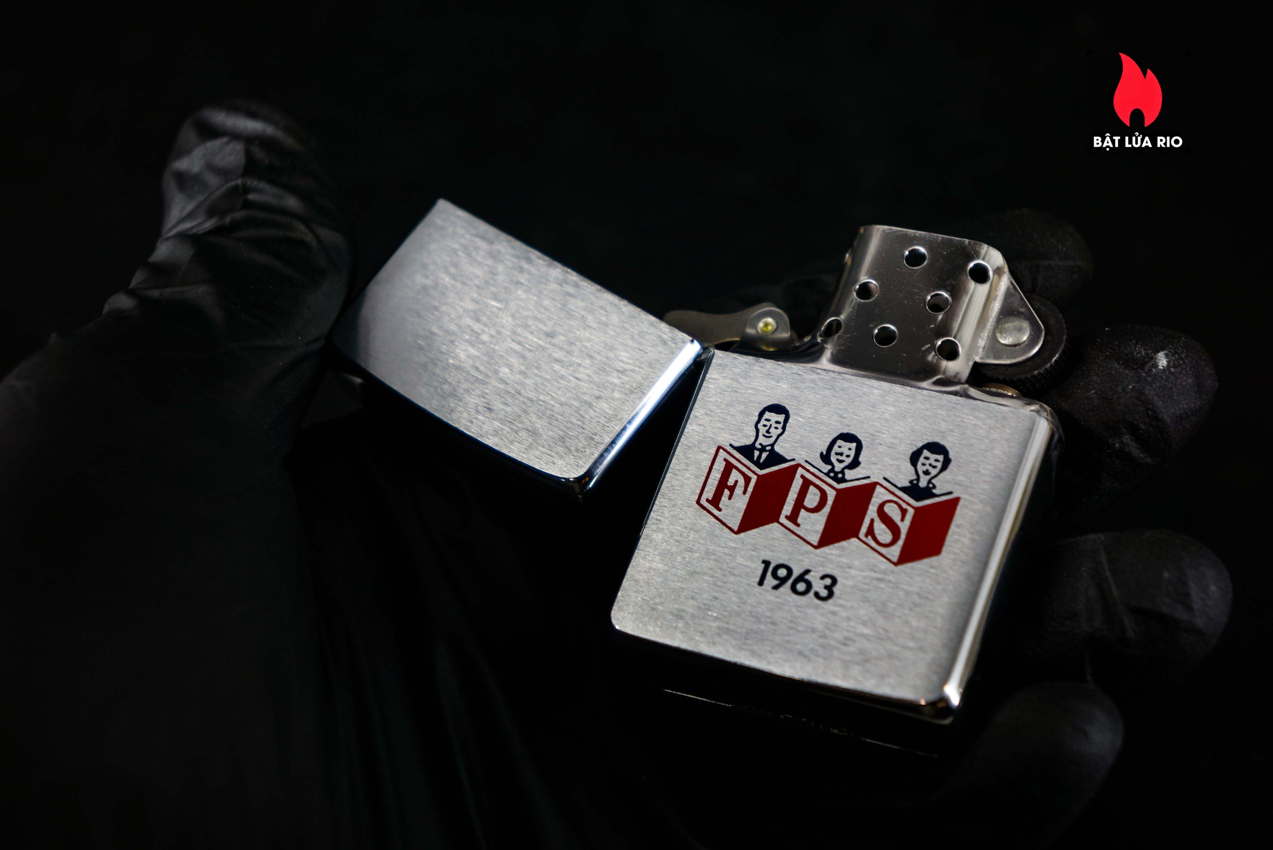 Zippo Xưa 1962 – Zippo With A Family Reading And "FPS" 13