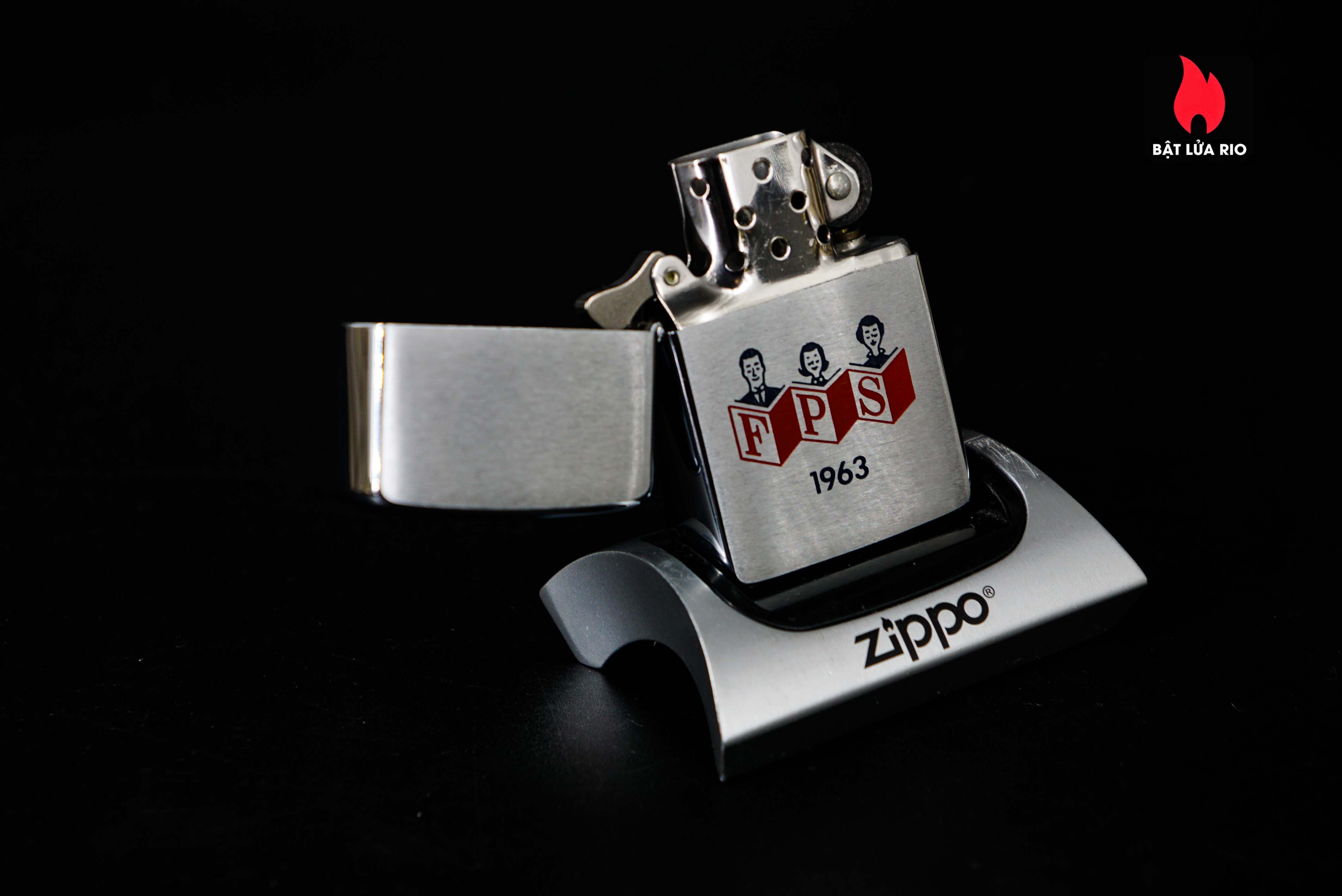 Zippo Xưa 1962 – Zippo With A Family Reading And "FPS" 8