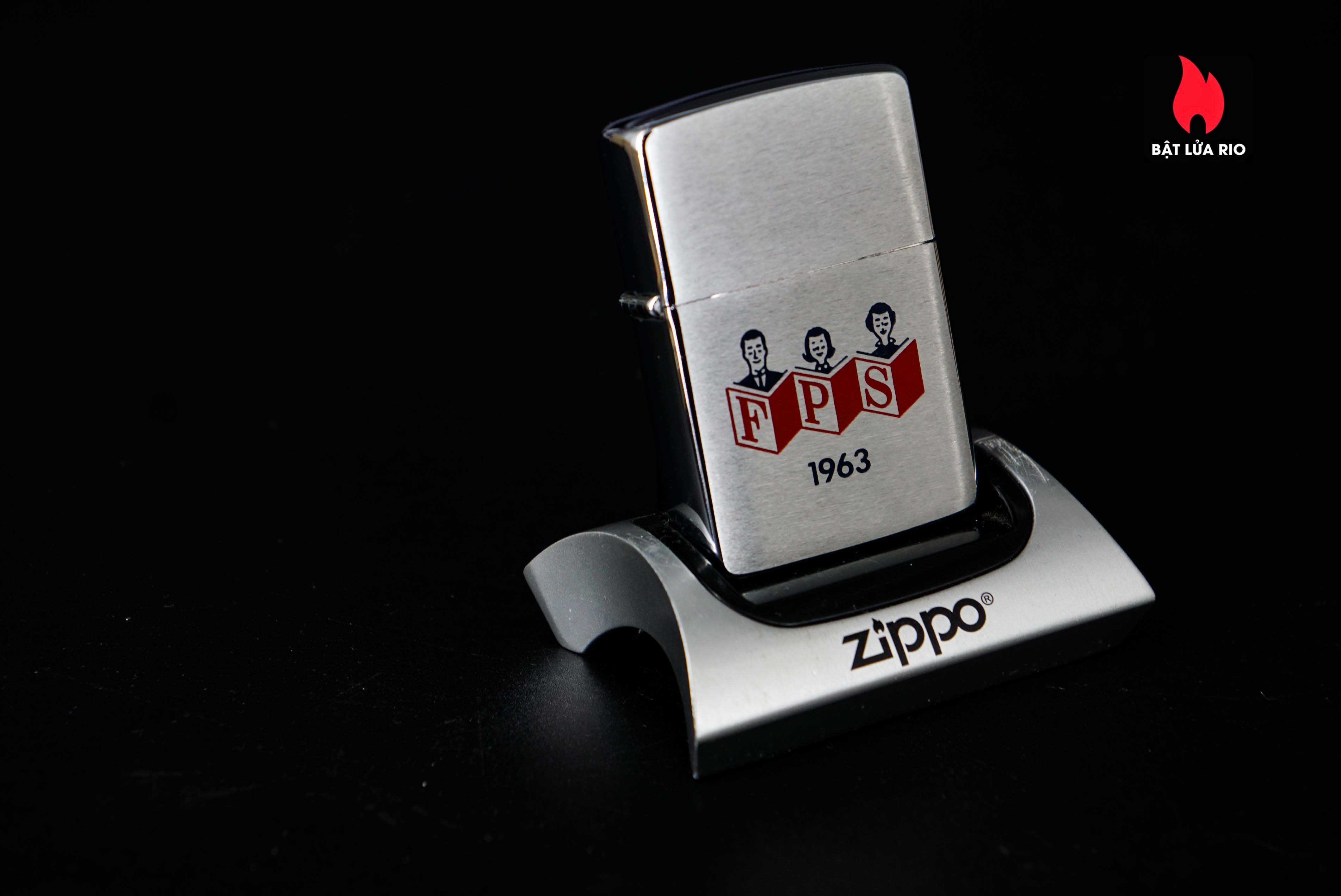Zippo Xưa 1962 – Zippo With A Family Reading And "FPS"`