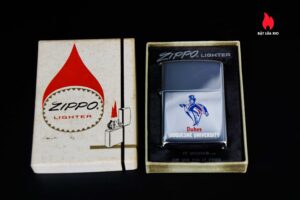 Zippo Xưa 1976 – Dukes Duquesne University 1