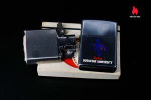 Zippo Xưa 1976 – Dukes Duquesne University 13