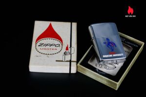 Zippo Xưa 1976 – Dukes Duquesne University 2