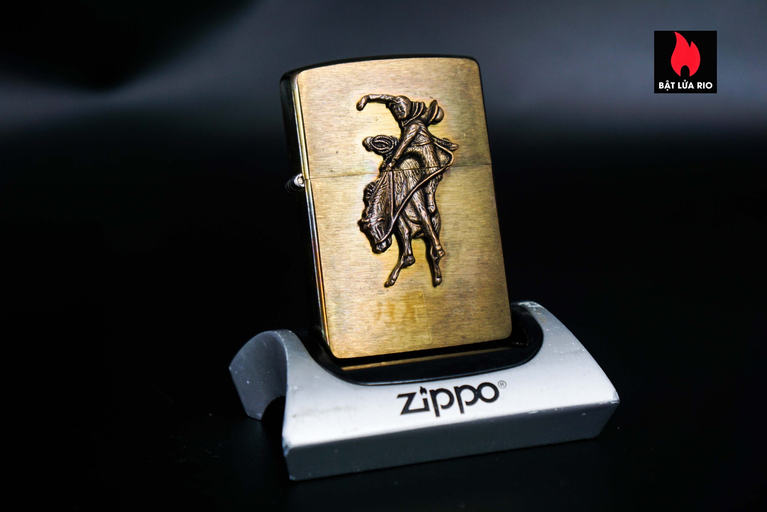 Zippo La Mã 1994 – Đồng Thau Nguyên Khối – Marlboro Country Store Rodeo 24 Zippo La Mã 1994 – Đồng Thau Nguyên Khối – Marlboro Country Store Rodeo