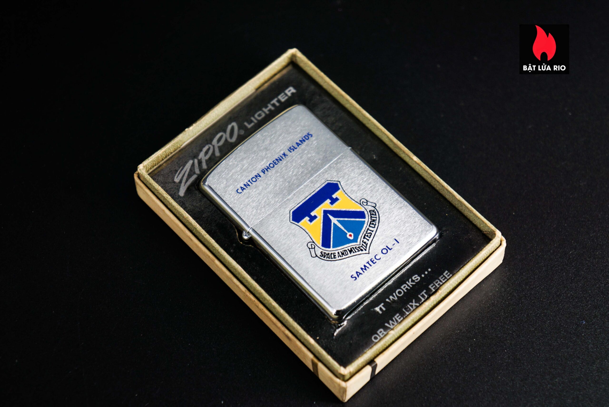 Zippo Xưa 1971 – Space And Misslle Test Center – Canton Phoenix Islands Samtec OL-I 32 Zippo Xưa 1971 – Space And Misslle Test Center 1