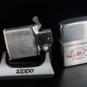 Zippo Xưa 1972 – University Of Arkansas Razorbacks 7