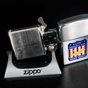 Zippo Xưa 1975 – U.S Army Parachute Team - Golden Knights 11 Zippo Xưa 1975 – U.S Army Parachute Team - Golden Knights 9