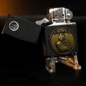 Zippo La Mã 1997 – Camel Joe in Tuxedo – Black Crackle 1