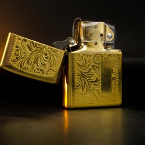 Zippo La Mã 1999 – Venetian – Hoa Văn Ý – Đồng Nguyên Khối 9
