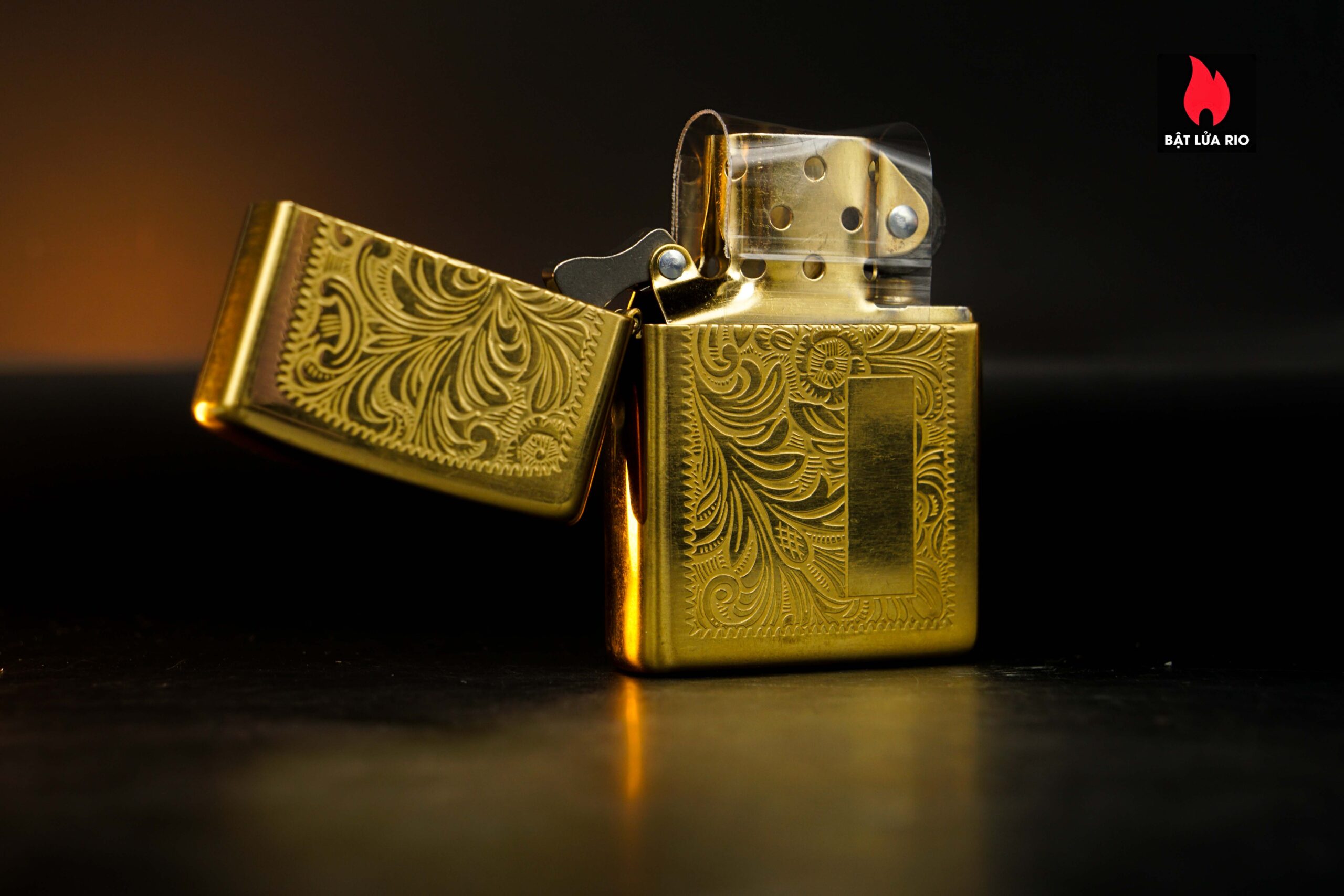 Zippo La Mã 1999 – Venetian – Hoa Văn Ý – Đồng Nguyên Khối 9