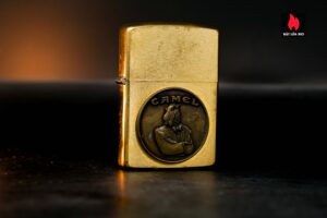 Zippo Chu Niên 1932 – 1992 – Đồng Nguyên Khối – Emblem Camel Tuxedo 2