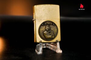 Zippo Chu Niên 1932 – 1992 – Đồng Nguyên Khối – Emblem Camel Tuxedo