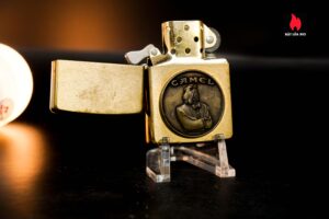 Zippo Chu Niên 1932 – 1992 – Đồng Nguyên Khối – Emblem Camel Tuxedo 7