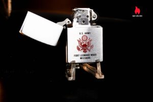 Zippo Xưa 1983 – U.S. Army Fort Leonard Wood Missouri 1