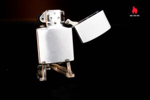 Zippo Xưa 1983 – U.S. Army Fort Leonard Wood Missouri 2