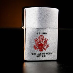 Zippo Xưa 1983 – U.S. Army Fort Leonard Wood Missouri 9
