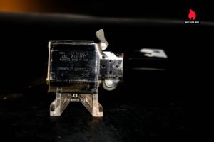 Zippo La Mã 1992 – Black Matte – Marlboro Man Silhouette 10