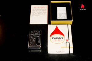 Zippo Slim Xưa 1976 – Venetian – Hoa Văn Ý 1