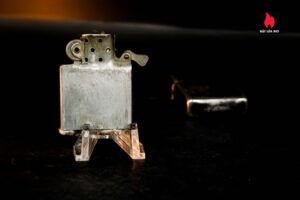 Zippo Xưa 1943 – 1945 – World War II – Black Crackle – Bản Lề 3 Chấu – Cũ 10