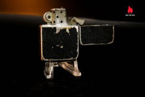 Zippo Xưa 1943 – 1945 – World War II – Black Crackle – Bản Lề 3 Chấu – Cũ 2