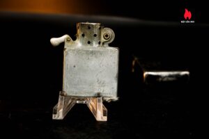 Zippo Xưa 1943 – 1945 – World War II – Black Crackle – Bản Lề 3 Chấu – Cũ 9