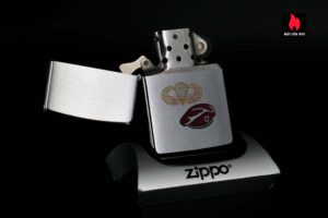 Zippo Xưa 1978 – Airborne Maroon Beret 1