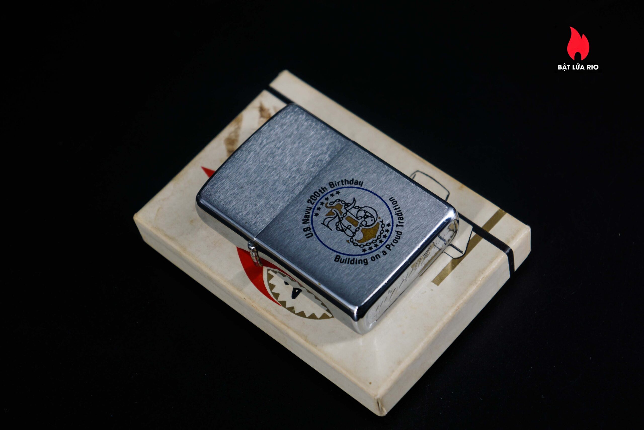 Zippo Xưa 1975 – U.S. Navy 200th Birthday - Building on a Proud Tradition 5