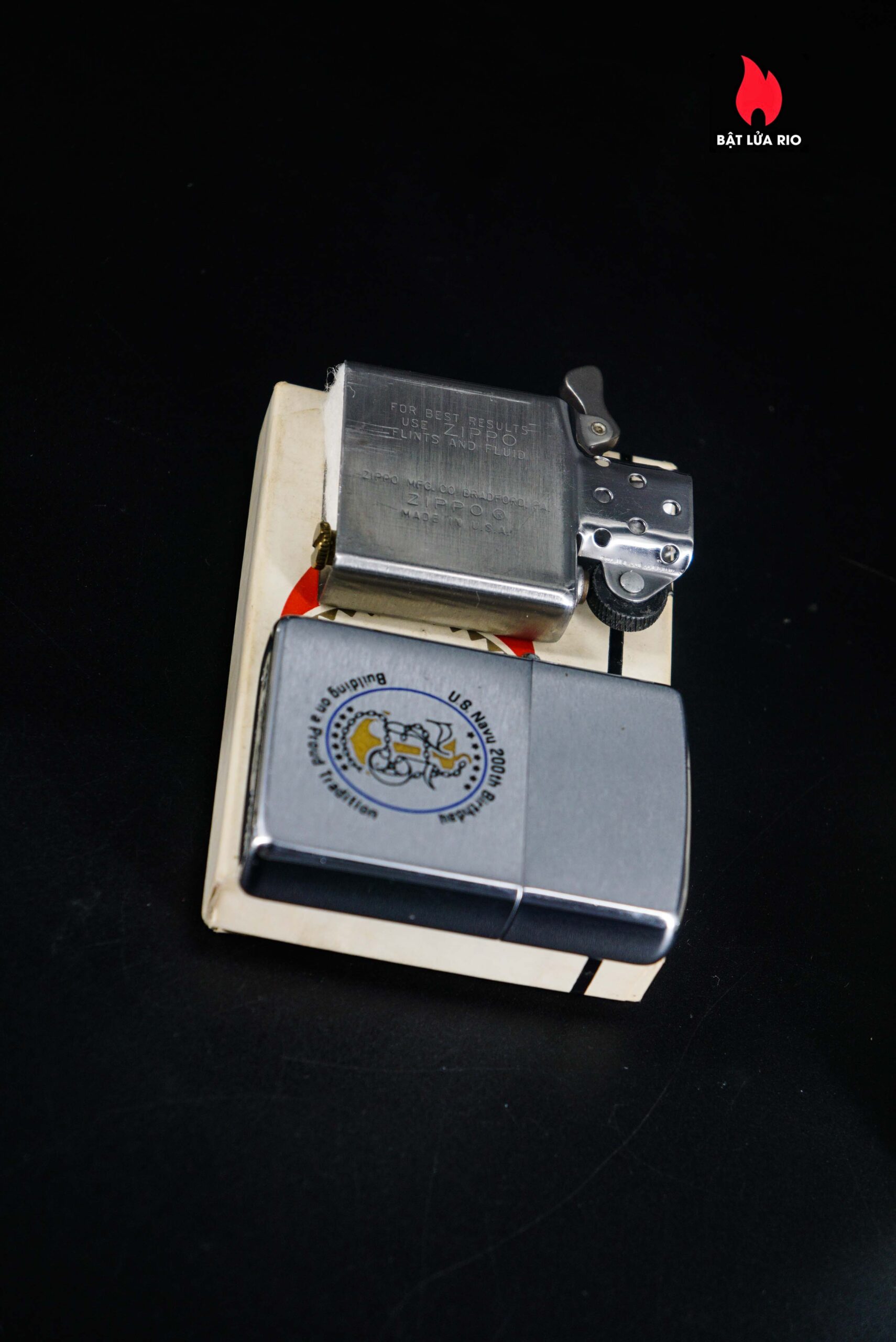 Zippo Xưa 1975 – U.S. Navy 200th Birthday - Building on a Proud Tradition 8