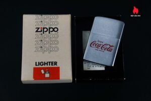 Zippo Xưa 1982 – Enjoy Coca-Cola Trade-Mark 1