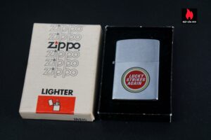 Zippo Xưa 1982 – Lucky Strike "Lucky Strikes Again" 1