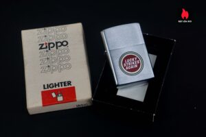 Zippo Xưa 1982 – Lucky Strike "Lucky Strikes Again" 2