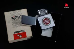Zippo Xưa 1982 – Lucky Strike "Lucky Strikes Again" 3