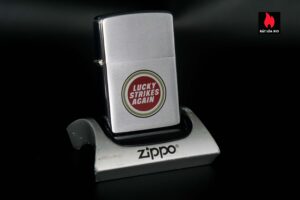 Zippo Xưa 1982 – Lucky Strike "Lucky Strikes Again"