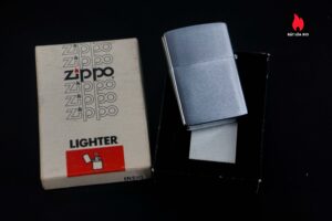 Zippo Xưa 1982 – Lucky Strike "Lucky Strikes Again" 4