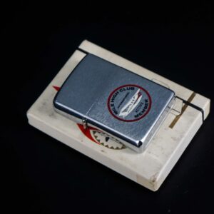Zippo Xưa 1976 – Mile High Club 4