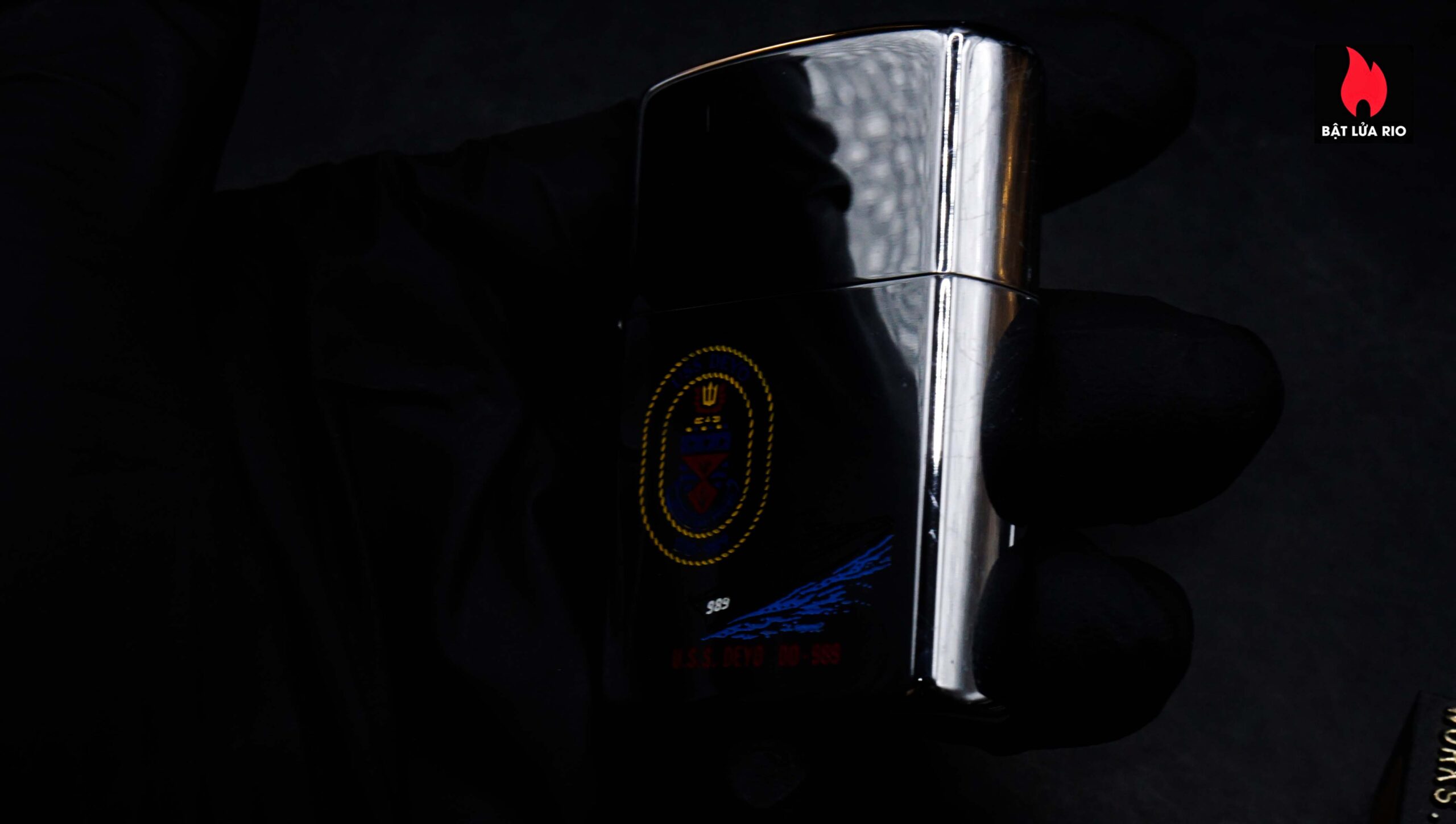 Zippo La Mã 1989 – High Polished Chrome – USS Deyo DD-989 17 Zippo La Mã 1989 – High Polished Chrome – USS Deyo DD-989 1