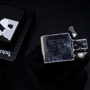 Zippo La Mã 1991 – Marlboro Man Silhouette – Black Matte 10