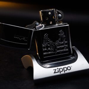 Zippo La Mã 1997 – Zippo High Polished Chrome – Marlboro Two Cowboys On The Fence 1